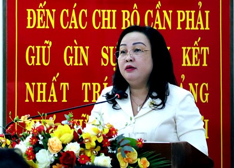 Đồng chí Cao Thị Hòa An báo cáo tình hình phát triển kinh tế - xã hội của Phú Yên.