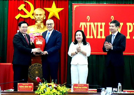 Chủ tịch Quốc hội Vương Đình Huệ tặng quà cho tỉnh Phú Yên.