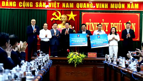 Đoàn công tác của Quốc hội trao tặng tiền hỗ trợ cho tỉnh Phú Yên.