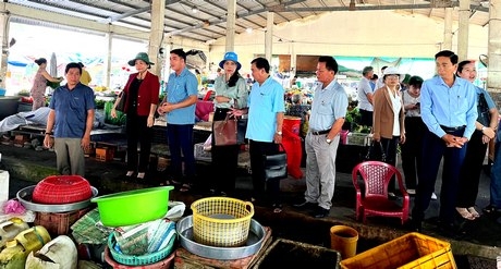 Đoàn khảo sát chợ Hiếu Phụng.