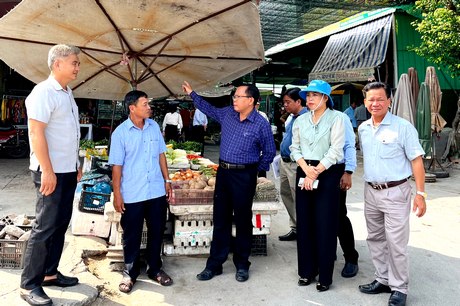 Đoàn nắm tình hình mua bán ở chợ Vũng Liêm.