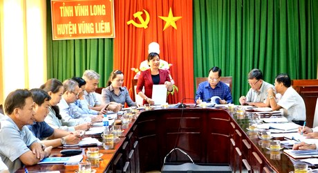 Đoàn làm việc tại UBND huyện Vũng Liêm.
