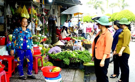  Đoàn nắm tình hình mua bán của tiểu thương buôn bán rau củ tại chợ Long Hồ.
