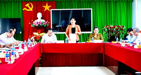 Đoàn làm việc tại UBND huyện Long Hồ.