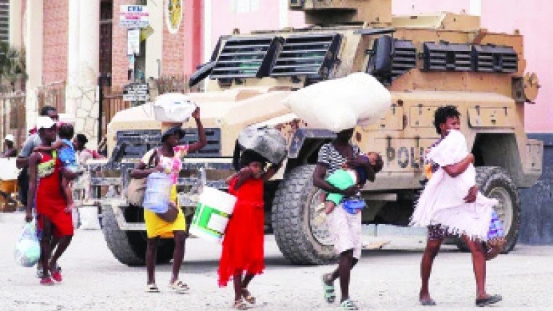 Nhiều người dân Haiti rời bỏ nhà cửa để chạy trốn bạo lực. (Ảnh REUTERS)