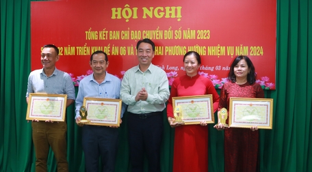  Chủ tịch UBND tỉnh- Lữ Quang Ngời tặng bằng khen cho các tập thể đã có thành tích xuất sắc trong thực hiện chuyển đổi số trên địa bàn tỉnh.   