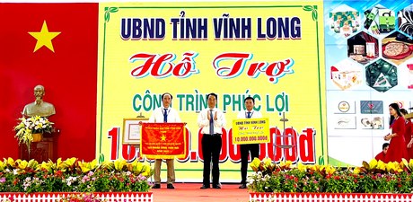 Chủ tịch UBND tỉnh- Lữ Quang Ngời tặng cờ thi đua của tỉnh và hỗ trợ công trình phúc lợi xã hội trị giá 10 tỷ đồng cho huyện Tam Bình.