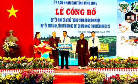 Dịp này, nhiều đơn vị trao bảng tượng trưng hỗ trợ huyện Tam Bình thực hiện chính sách an sinh xã hội và các công trình phúc lợi.