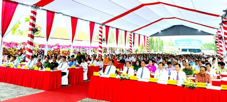 Đại biểu tham dự lễ công bố Quyết định của Thủ tướng Chính phủ công nhận huyện Tam Bình đạt chuẩn NTM.
