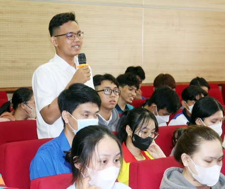 Sinh viên đặt câu hỏi quan tâm đến việc đồng hành hỗ trợ sinh viên.