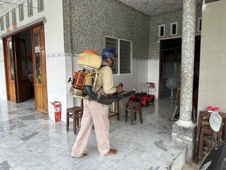 Nhân viên y tế xã Phú Thịnh, huyện Tam Bình phun hóa chất, phòng bệnh sốt xuất huyết.