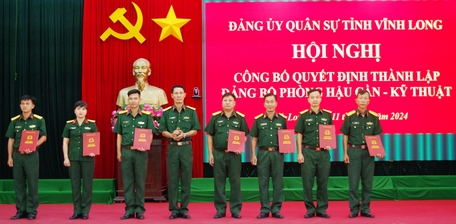 Đại tá Phạm Văn Khiêm- Phó Bí thư Đảng ủy Quân sự, Chính ủy Bộ Chỉ huy Quân sự tỉnh, trao quyết định thành lập Đảng bộ Phòng Hậu cần- Kỹ thuật.