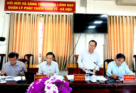 Ông Nguyễn Mạnh Hùng- Trưởng Ban Kinh tế- Ngân sách HĐND tỉnh đề xuất ý kiến đối với các tờ trình.