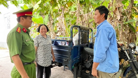 Thăm hỏi động viên tinh thần gia đình anh Trần Quốc Duy cố gắng lao động sản xuất.