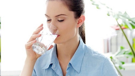 Cần bổ sung đủ nước cho cơ thể, nhất là vào thời tiết mùa nắng nóng.