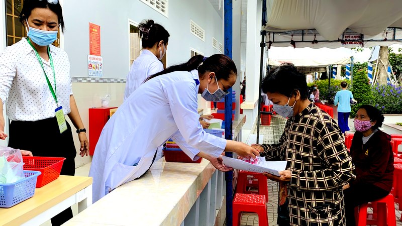Mỗi người dân đến khám bệnh sẽ được nhận quà, thuốc miễn phí từ chương trình.