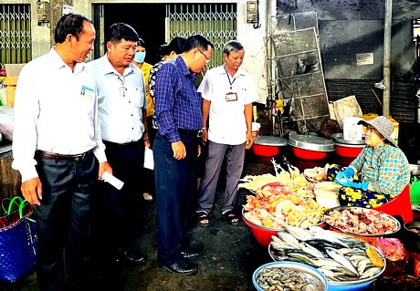 Đoàn trao đổi với tiểu thương bán cá tại chợ Tân Hội.