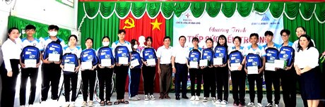 Dịp này công ty Điện lực Vĩnh Long đã trao tặng 5 xe đạp, 1.000 quyển tập và 50 ba lô cho học sinh hiếu học của trường.