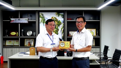 Đoàn đã trao Kỷ niệm chương cho Công ty CP may Vĩnh Tiến với chương trình tiết kiệm điện an toàn, hiệu quả.