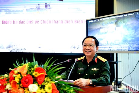 Thượng tướng Trịnh Văn Quyết, Phó Chủ nhiệm Tổng cục Chính trị Quân đội nhân dân Việt Nam, chia sẻ tại buổi giới thiệu Đợt thông tin đặc biệt về Chiến thắng Điện Biên Phủ trên Báo Nhân Dân. (Ảnh: THÀNH ĐẠT)