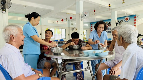 Nhân viên Tổ Chăm sóc người cao tuổi, người bệnh đặc biệt nặng thuộc Trung tâm Công tác xã hội chăm lo bữa ăn chiều cho đối tượng tại trung tâm.