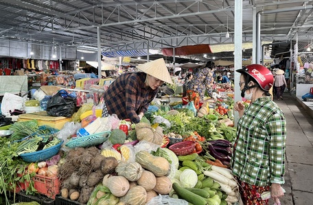 Hàng hóa tại chợ Tân Hội được trưng bày gọn gàng, góp phần nâng cao văn minh thương mại.
