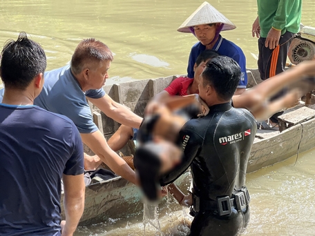 Lực lượng cứu nạn cứu hộ tìm thấy thi thể bé T. bị đuối nước.