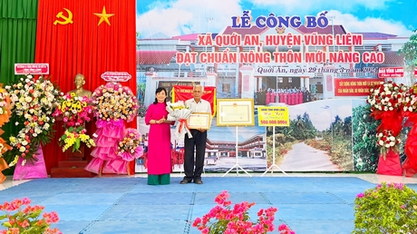 Bà Lê Thị Thuý Kiều- Phó Chủ tịch HĐND tỉnh trao bằng khen cho hộ gia đình ông Đặng Khiếu Ngữ đã có thành tích xuất sắc trong thực hiện phong trào “Vĩnh Long chung sức xây dựng NTM” giai đoạn 2021-2023.