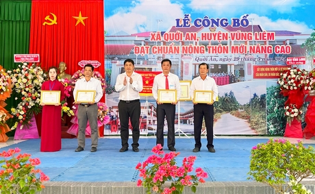 Ông Trần Quốc Hợp- Bí thư Huyện uỷ Vũng Liêm trao giấy khen cho các tập thể có thành tích tiêu biểu trong xây dựng NTM nâng cao.