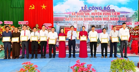 Ông Bùi Tấn Đảm- Chủ tịch UBND huyện Vũng Liêm trao giấy khen cho các cá nhân có thành tích tiêu biểu trong xây dựng NTM nâng cao.