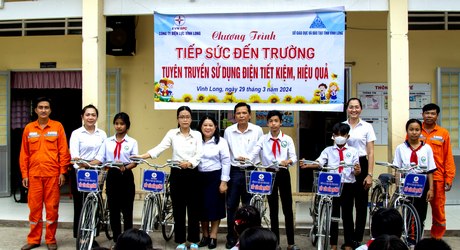 Đại diện Công ty Điện lực Vĩnh Long tặng 5 xe đạp cho học sinh nghèo hiếu học.
