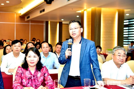 Lãnh đạo VTV8 Đài Truyền hình Việt Nam tại miền Trung tham gia trao đổi tại hội nghị. Ảnh: Thanh Phúc