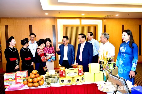 Đồng chí Hoàng Việt Phương, Phó Chủ tịch UBND tỉnh giới thiệu các sản phẩm OCOP của tỉnh Tuyên Quang tại hội nghị truyền thông. Ảnh: Thanh Phúc