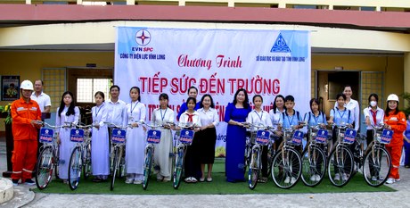 Bà Phạm Thị Lệ- Phó Giám đốc Công ty Điện lực Vĩnh Long cùng BGH nhà trường tặng 10 xe đạp cho học sinh hiếu học của trường.