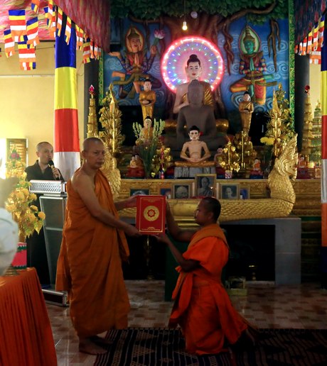 Thượng tọa Sơn Ngọc Huynh- Phó Trưởng Ban trị sự Giáo hội Phật giáo Việt Nam tỉnh Vĩnh Long, Đặc trách Phật giáo Nam tông Khmer, trao quyết định bổ nhiệm trụ trì chùa Đại Thọ đối với Đại đức Thạch Xươnl.