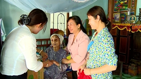 Bà Lê Thị Thúy Kiều- Phó Chủ tịch HĐND tỉnh và lãnh đạo xã, huyện thăm tặng quà Mẹ Việt Nam anh hùng ở xã Thới Hòa.