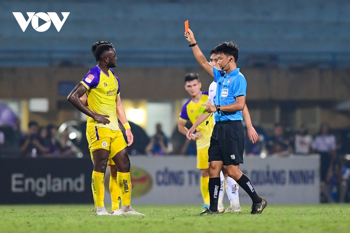 Joel Tagueu (Hà Nội FC) là một trong 14 cầu thủ phải nghỉ thi đấu vòng 15 V-League 2023/2024 vì lý do thẻ phạt và kỷ luật. 