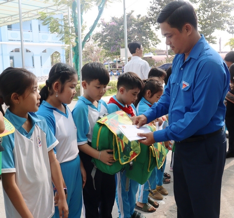 Anh Trần Công Khánh- Bí thư Tỉnh Đoàn Vĩnh Long, trao quà cho học sinh có hoàn cảnh khó khăn.