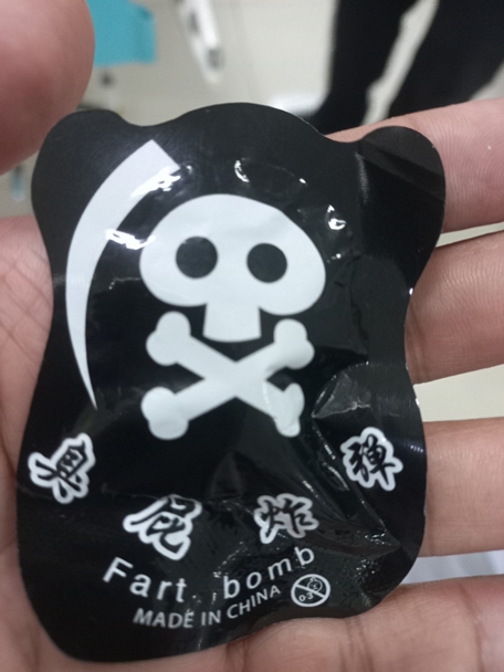 Túi bóng nổ có dòng chữ “Fart bomb, made in China” khiến 19 học sinh ở Vĩnh Long nhập viện.