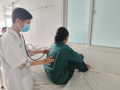 Bác sĩ thăm khám cho học sinh trước khi xuất viện vào sáng 4/4.