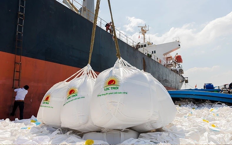 Gạo của Công ty CP Tập đoàn Lộc Trời được đưa tới cảng để xuất khẩu. (Ảnh MINH AN)