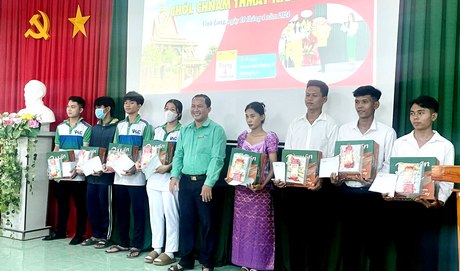 BGH trao quà cho học sinh, sinh viên dân tộc Khmer.