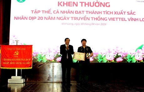 Bí thư Tỉnh ủy Bùi Văn Nghiêm trao bằng khen của UBND tỉnh cho Viettel Vĩnh Long.