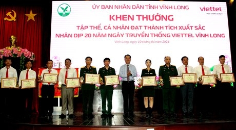 Chủ tịch UBND tỉnh Lữ Quang Ngời trao bằng khen của UBND tỉnh cho cá nhân đạt thành tích xuất sắc.