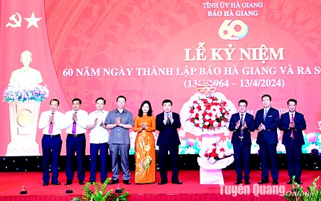 Lãnh đạo tỉnh Hà Giang tặng hoa chúc mừng Báo Hà Giang. Ảnh: Quốc Việt