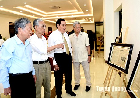 Các Cựu Nhà báo Hà Tuyên, nay là Báo Hà Giang và Báo Tuyên Quang ôn lại kỷ niệm làm Báo Hà Tuyên. Ảnh: Quốc Việt