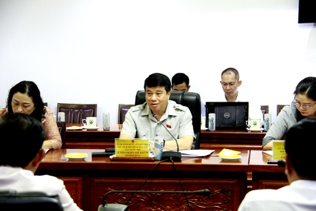 Ông Y Thanh Hà Niê K’đăm trao đổi các vấn đề về kinh tế- xã hội vùng đồng bào DTTS.