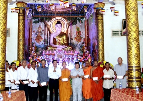 Ông Y Thanh Hà Niê K’đăm và ông Bùi Văn Nghiêm tặng quà cho Hội Đoàn kết sư sãi yêu nước tỉnh Vĩnh Long và Ban Quản trị chùa Hạnh Phúc Tăng.
