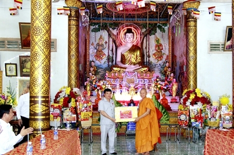 Ông Y Thanh Hà Niê K’đăm tặng quà của Hội đồng Dân tộc của Quốc hội cho Hội Đoàn kết sư sãi yêu nước tỉnh Vĩnh Long và Ban Quản trị chùa Hạnh Phúc Tăng.