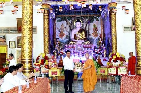 Dịp này, các sở, ngành, địa phương tặng các phần quà cho Hội Đoàn kết sư sãi yêu nước tỉnh Vĩnh Long và Ban Quản trị chùa Hạnh Phúc Tăng.